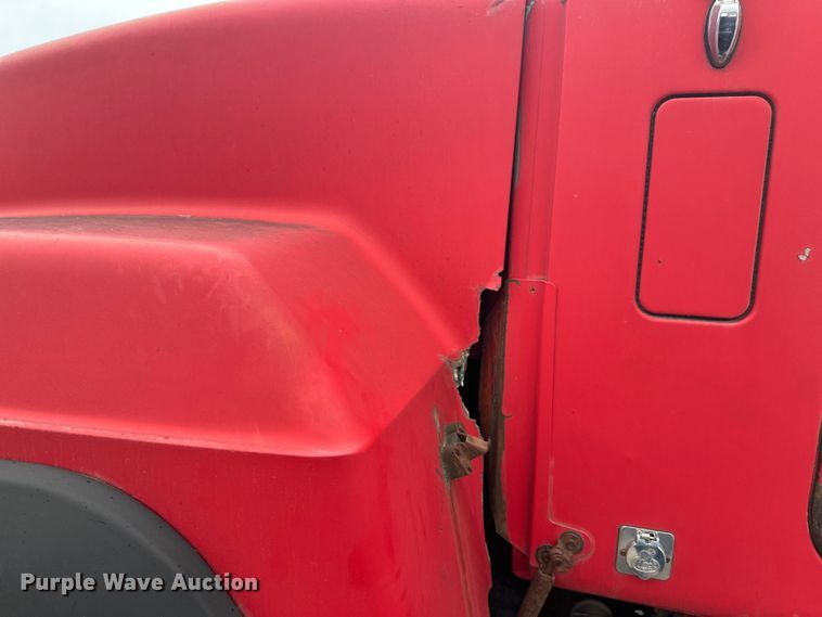 image for item EL0068 1995 Mack RD688S hook lift truck