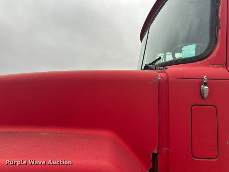 image for item EL0068 1995 Mack RD688S hook lift truck