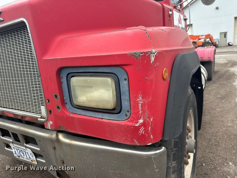 image for item EL0068 1995 Mack RD688S hook lift truck
