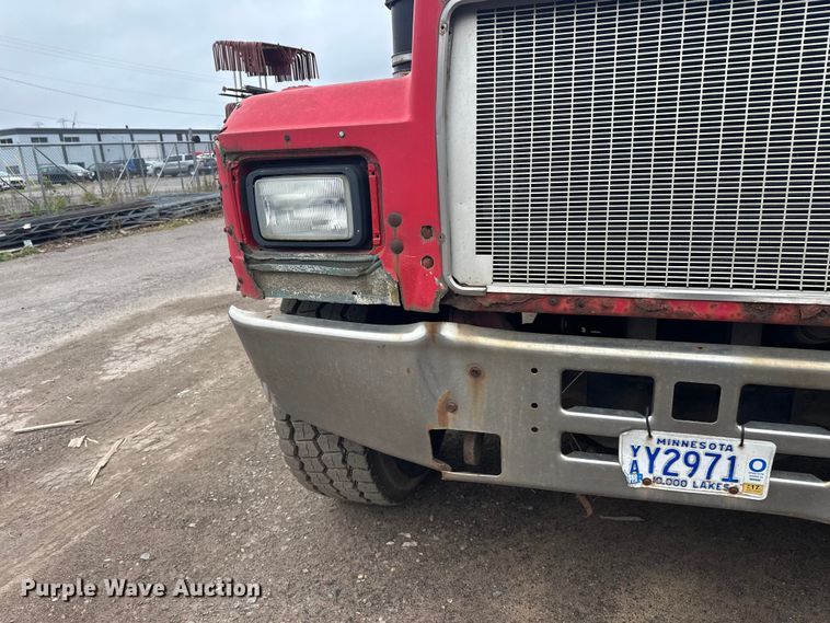 image for item EL0068 1995 Mack RD688S hook lift truck