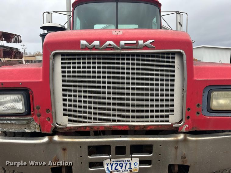 image for item EL0068 1995 Mack RD688S hook lift truck