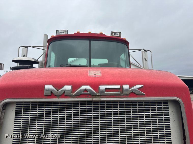 image for item EL0068 1995 Mack RD688S hook lift truck
