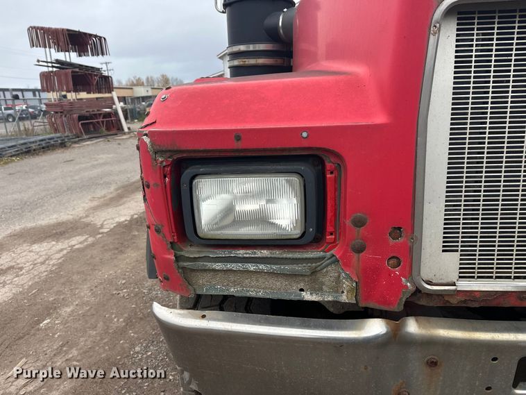 image for item EL0068 1995 Mack RD688S hook lift truck