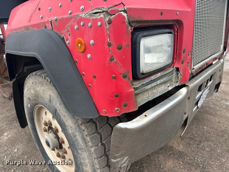 image for item EL0068 1995 Mack RD688S hook lift truck