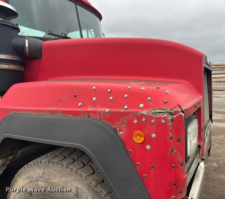 image for item EL0068 1995 Mack RD688S hook lift truck