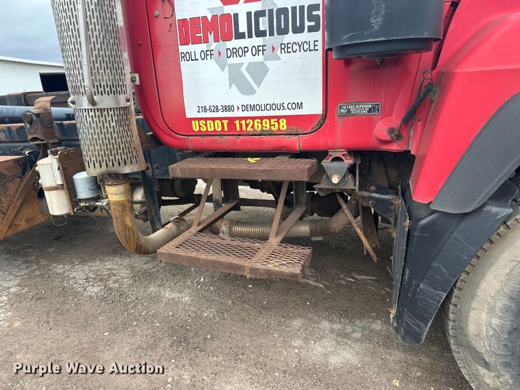 image for item EL0068 1995 Mack RD688S hook lift truck