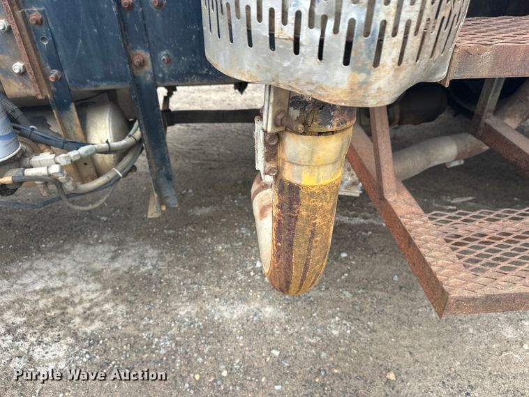 image for item EL0068 1995 Mack RD688S hook lift truck