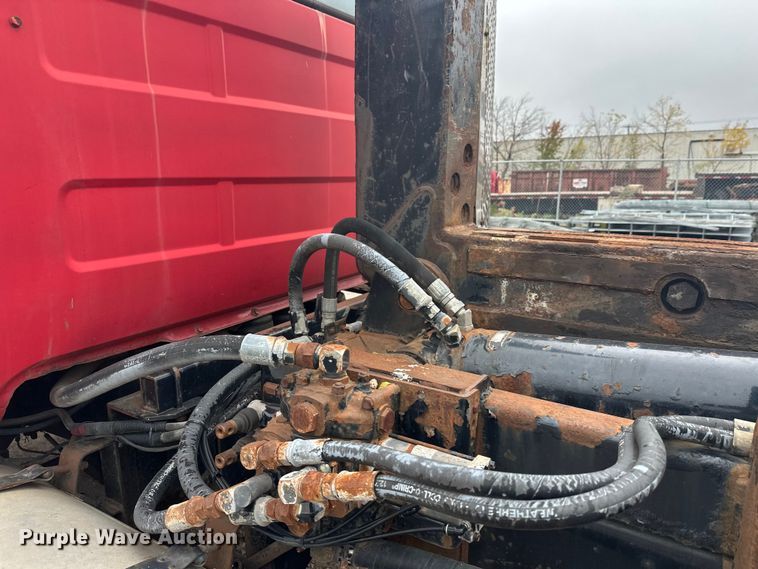 image for item EL0068 1995 Mack RD688S hook lift truck