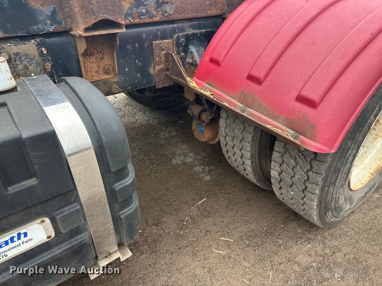 image for item EL0068 1995 Mack RD688S hook lift truck