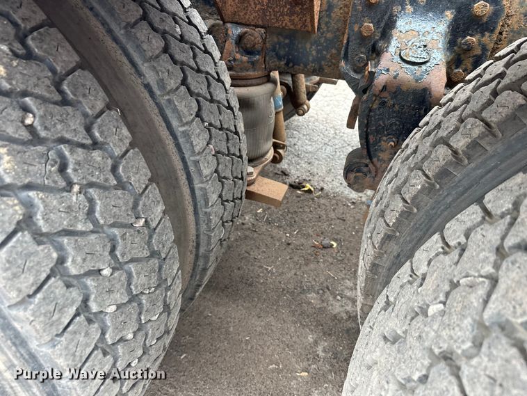 image for item EL0068 1995 Mack RD688S hook lift truck