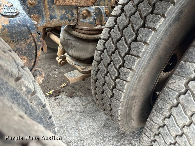 image for item EL0068 1995 Mack RD688S hook lift truck