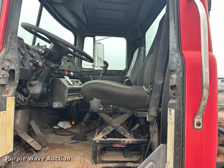 image for item EL0068 1995 Mack RD688S hook lift truck