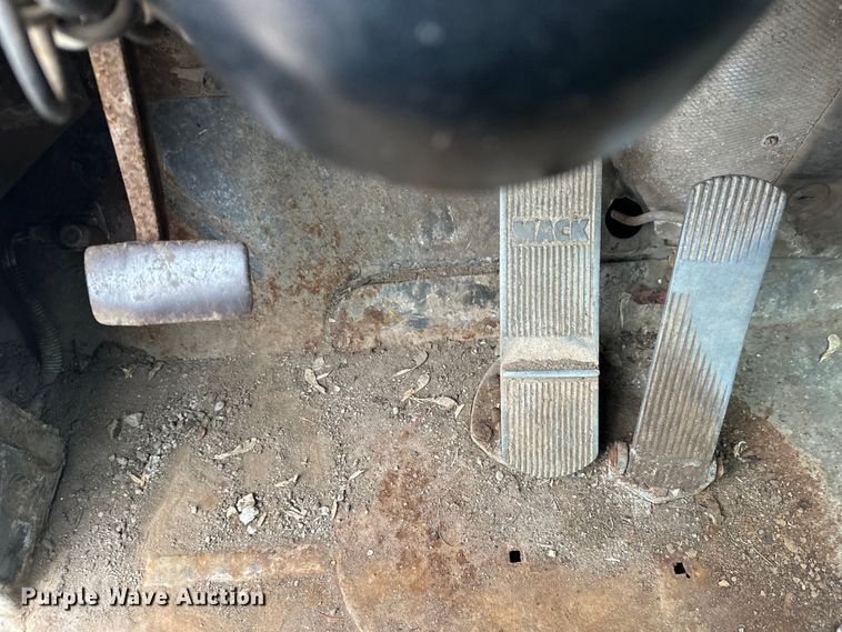 image for item EL0068 1995 Mack RD688S hook lift truck