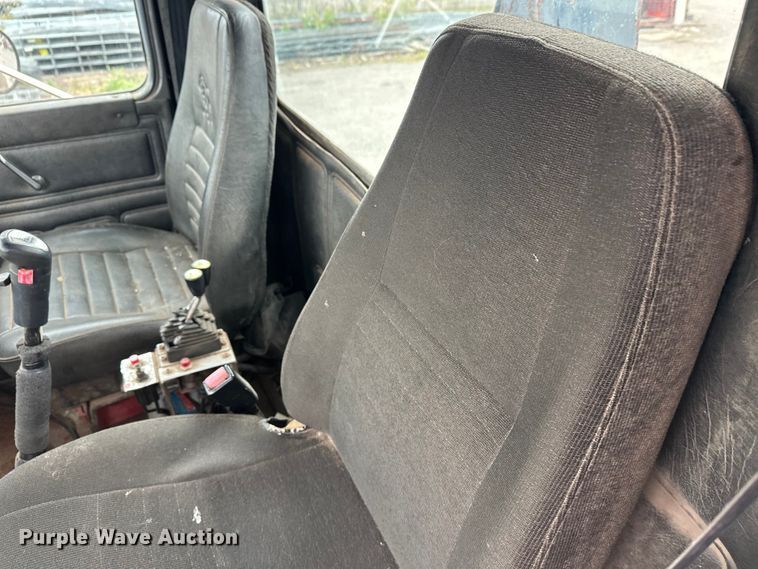 image for item EL0068 1995 Mack RD688S hook lift truck