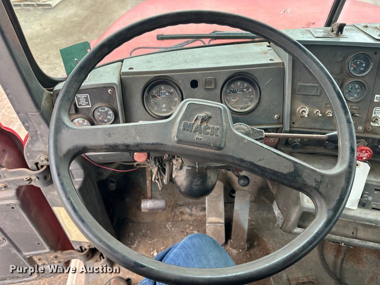 image for item EL0068 1995 Mack RD688S hook lift truck