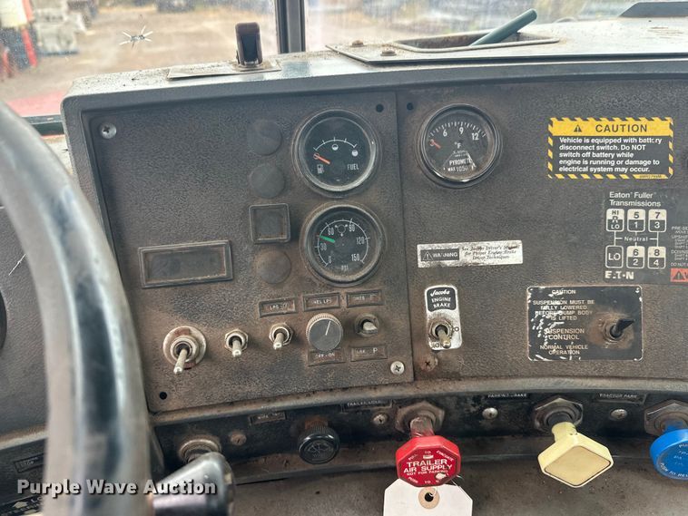 image for item EL0068 1995 Mack RD688S hook lift truck