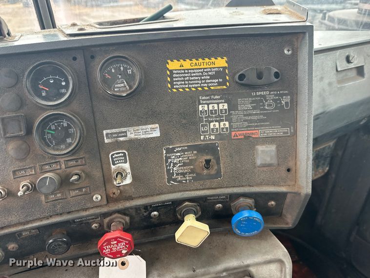 image for item EL0068 1995 Mack RD688S hook lift truck