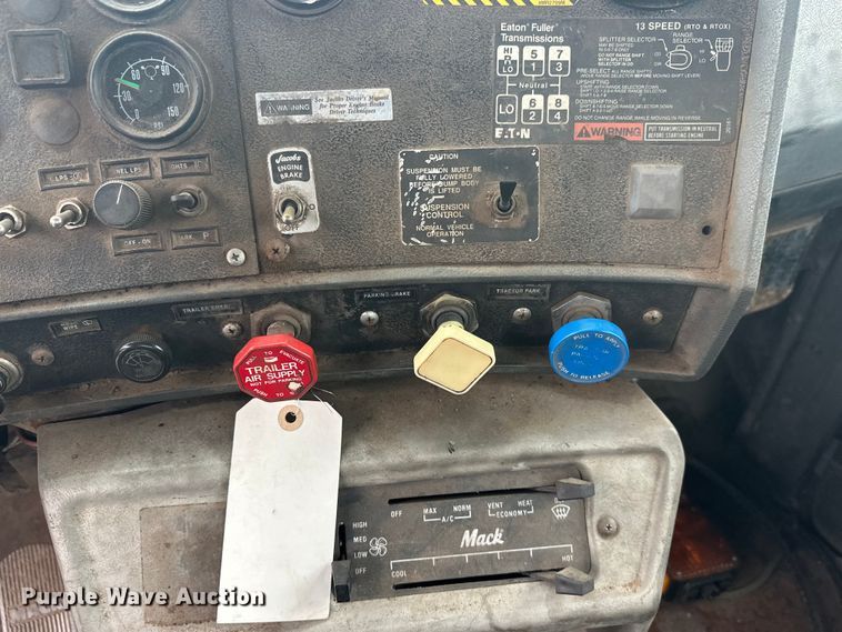 image for item EL0068 1995 Mack RD688S hook lift truck