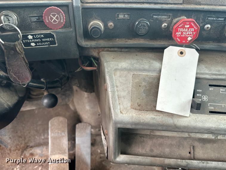 image for item EL0068 1995 Mack RD688S hook lift truck