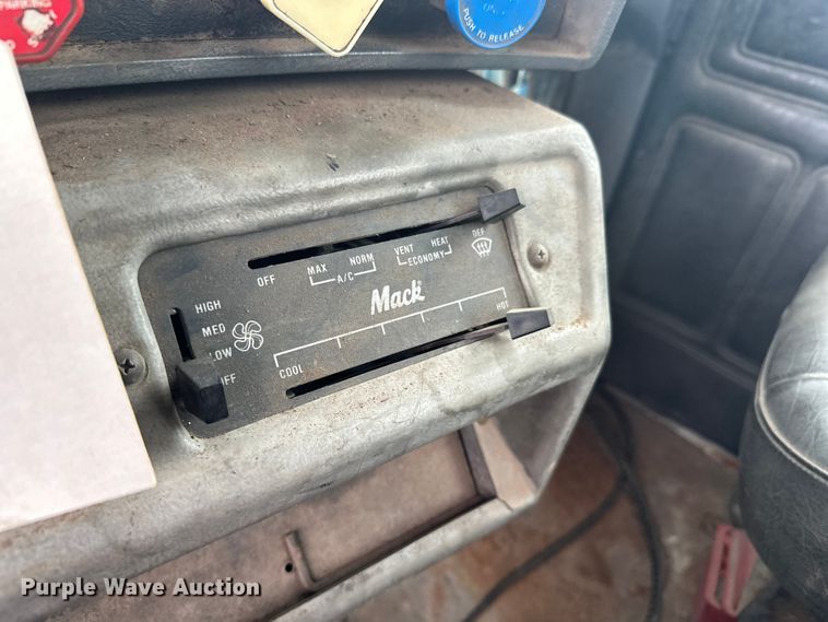 image for item EL0068 1995 Mack RD688S hook lift truck