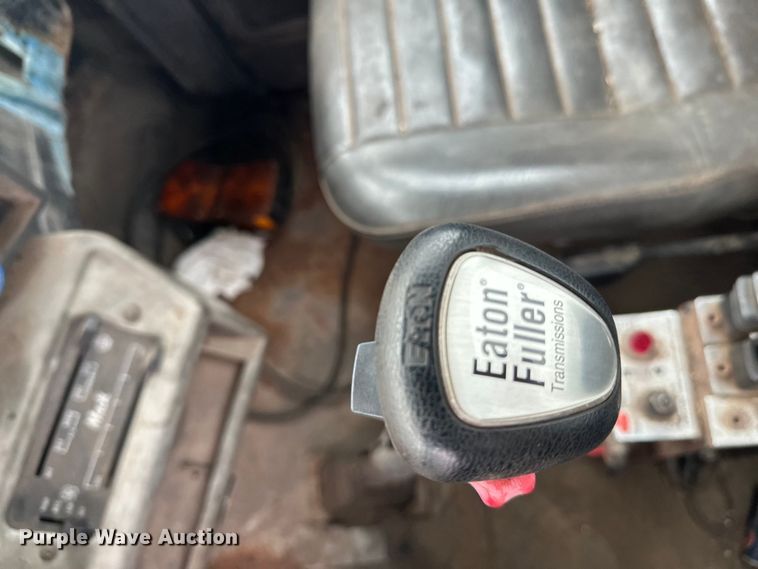 image for item EL0068 1995 Mack RD688S hook lift truck