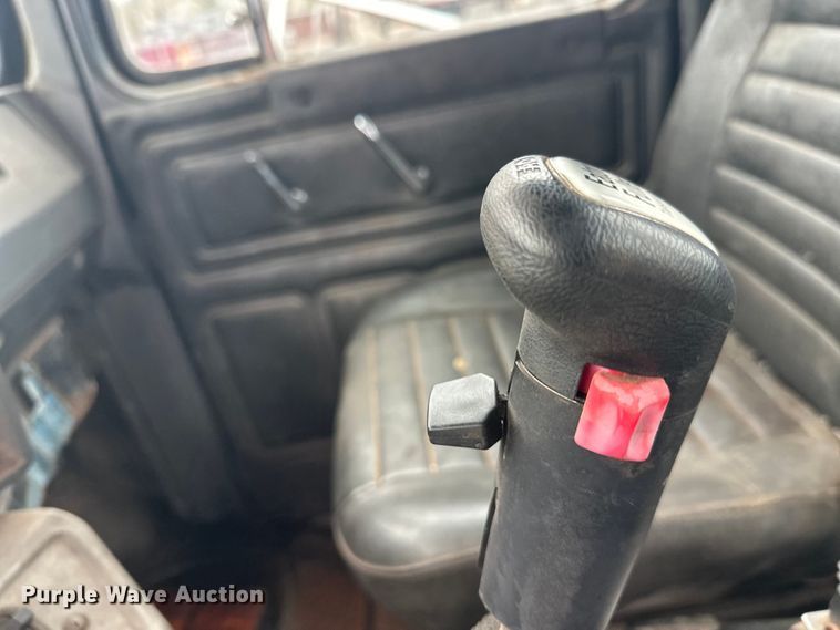 image for item EL0068 1995 Mack RD688S hook lift truck