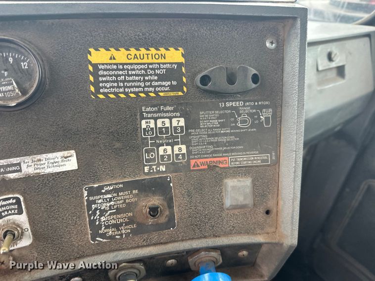 image for item EL0068 1995 Mack RD688S hook lift truck