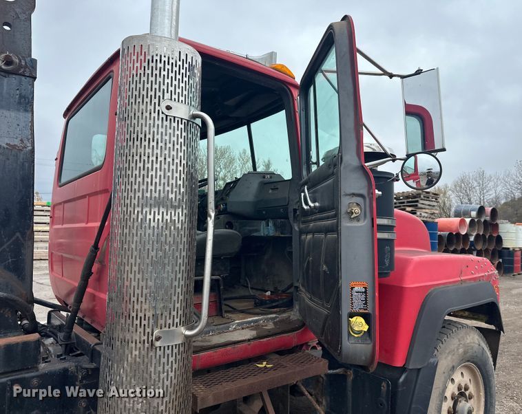 image for item EL0068 1995 Mack RD688S hook lift truck