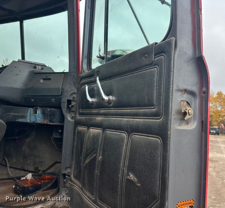 image for item EL0068 1995 Mack RD688S hook lift truck