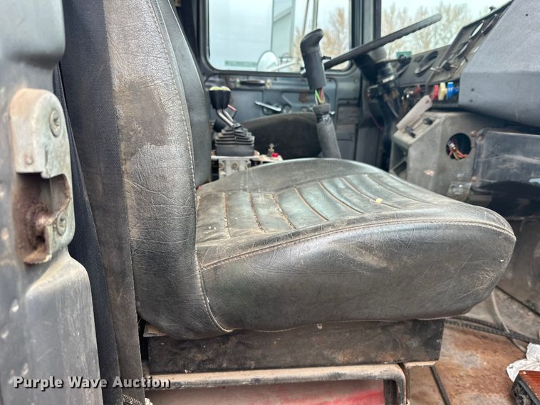 image for item EL0068 1995 Mack RD688S hook lift truck