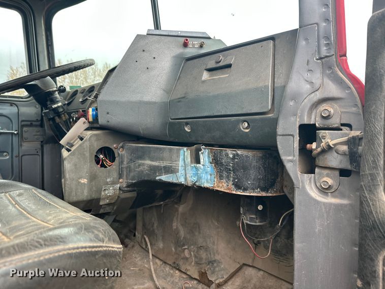 image for item EL0068 1995 Mack RD688S hook lift truck