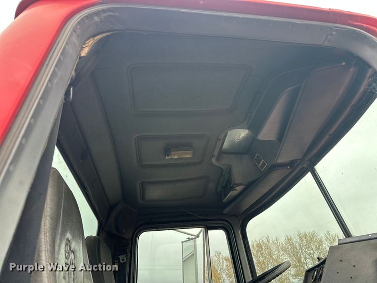 image for item EL0068 1995 Mack RD688S hook lift truck