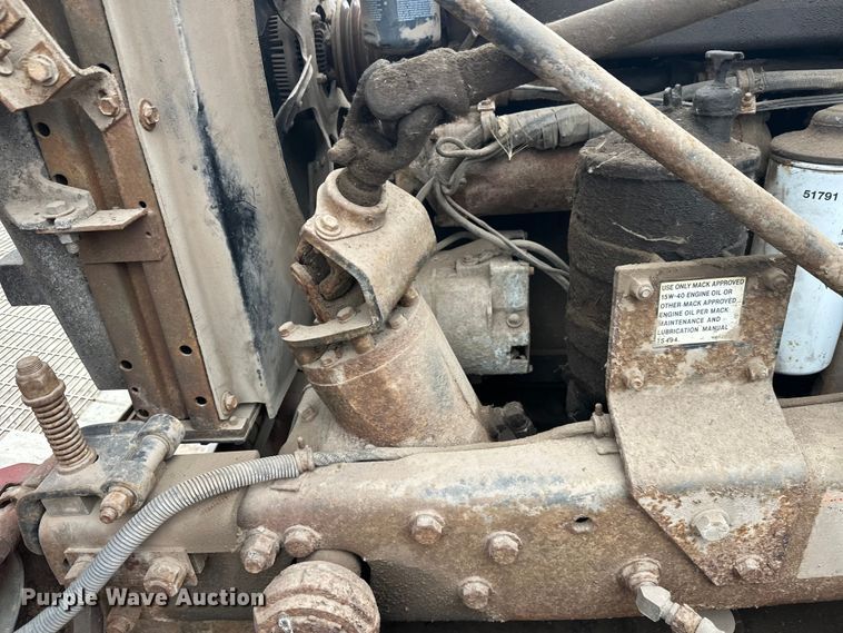 image for item EL0068 1995 Mack RD688S hook lift truck