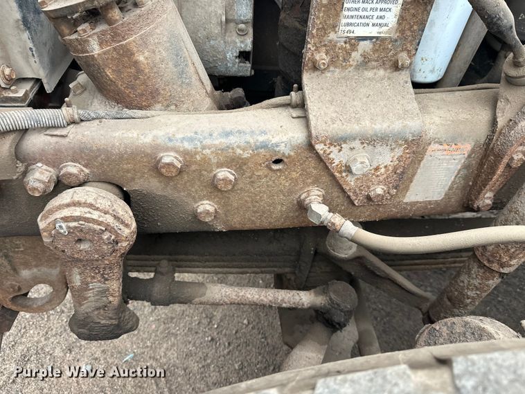 image for item EL0068 1995 Mack RD688S hook lift truck