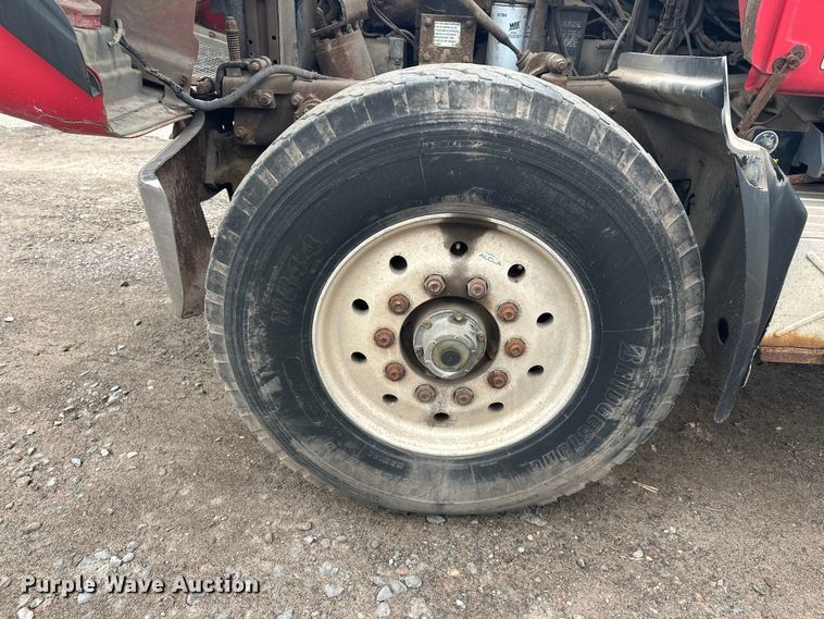 image for item EL0068 1995 Mack RD688S hook lift truck