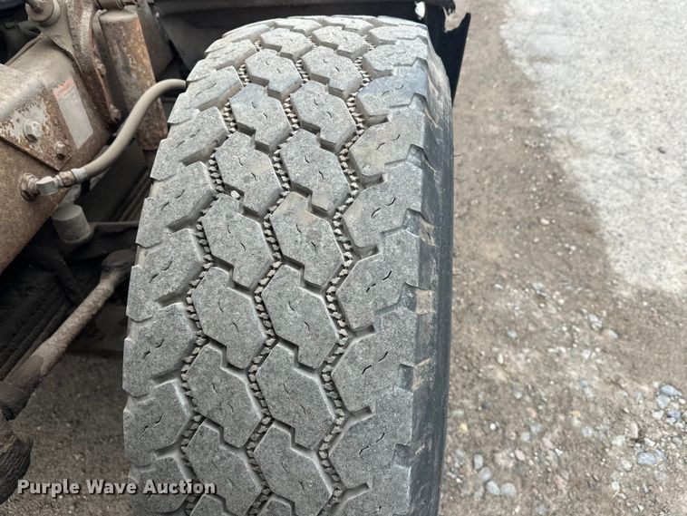 image for item EL0068 1995 Mack RD688S hook lift truck