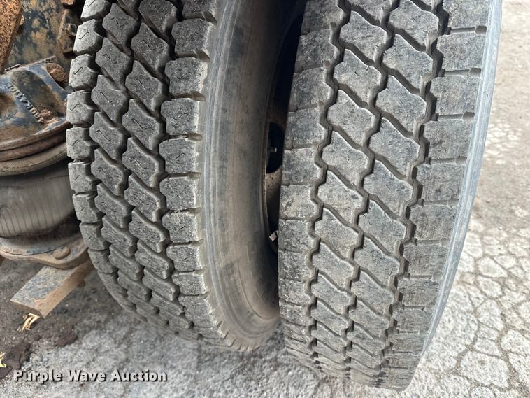 image for item EL0068 1995 Mack RD688S hook lift truck