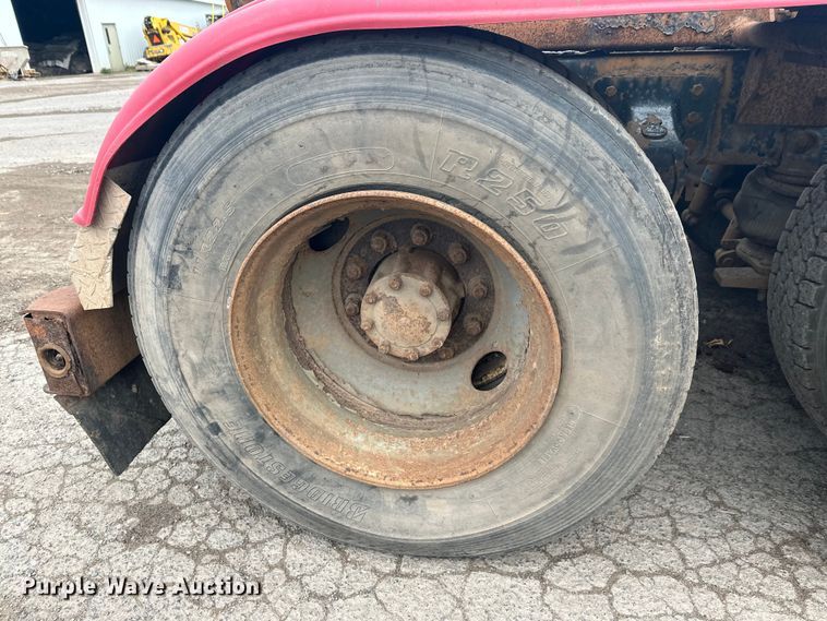 image for item EL0068 1995 Mack RD688S hook lift truck