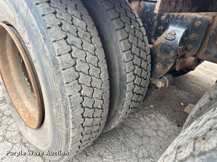 image for item EL0068 1995 Mack RD688S hook lift truck