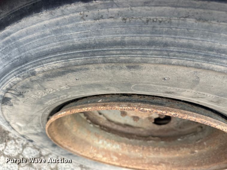 image for item EL0068 1995 Mack RD688S hook lift truck