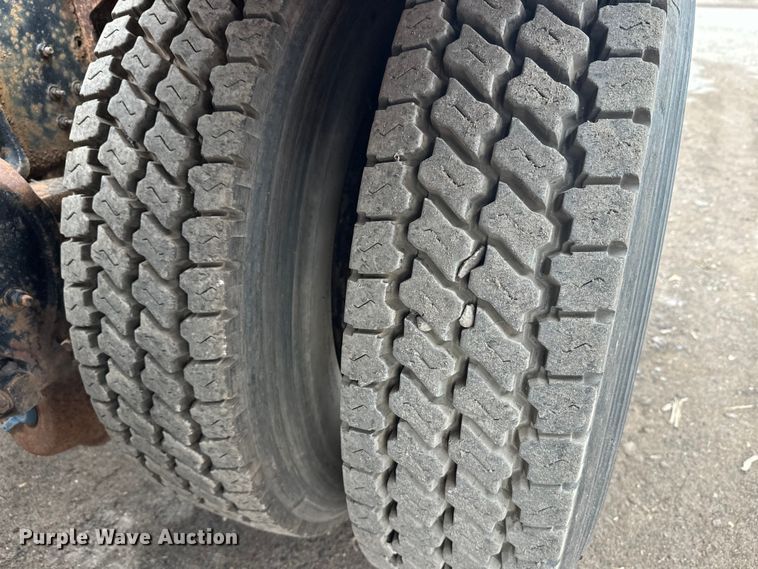 image for item EL0068 1995 Mack RD688S hook lift truck