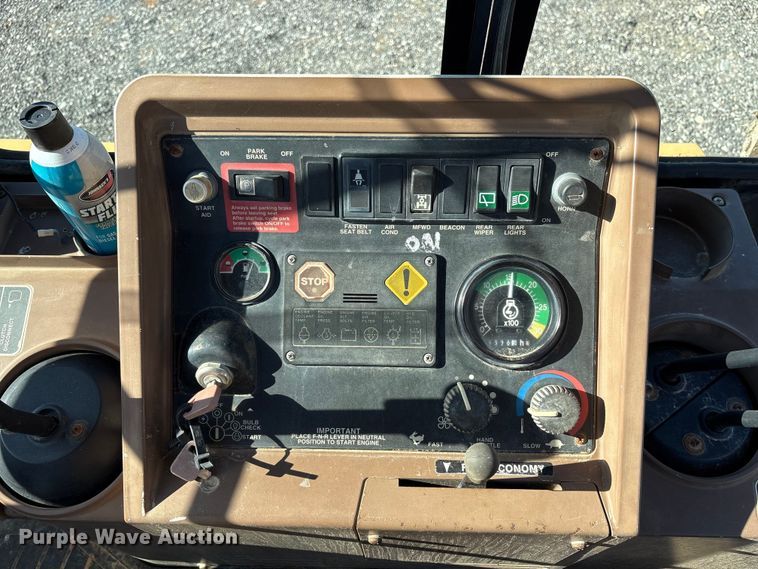 image for item EM6185 1996 John Deere 310D backhoe