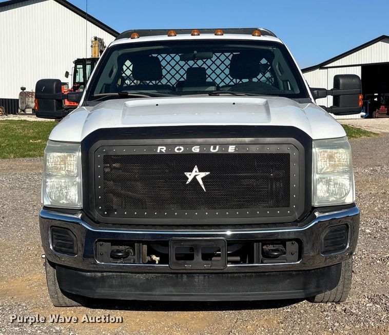 image for item EM6186 2011 Ford F350 Super Duty flatbed pickup truck