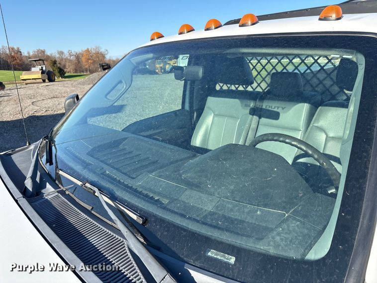 image for item EM6186 2011 Ford F350 Super Duty flatbed pickup truck