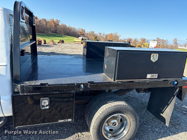 image for item EM6186 2011 Ford F350 Super Duty flatbed pickup truck