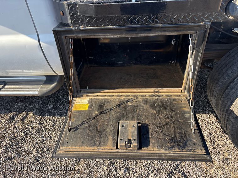 image for item EM6186 2011 Ford F350 Super Duty flatbed pickup truck