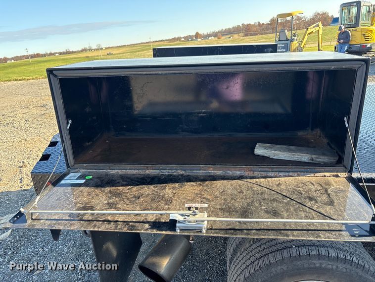 image for item EM6186 2011 Ford F350 Super Duty flatbed pickup truck