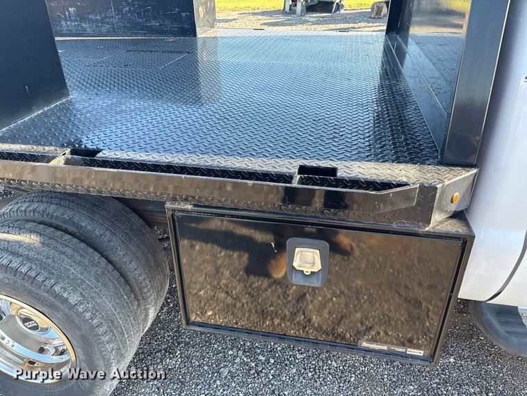 image for item EM6186 2011 Ford F350 Super Duty flatbed pickup truck
