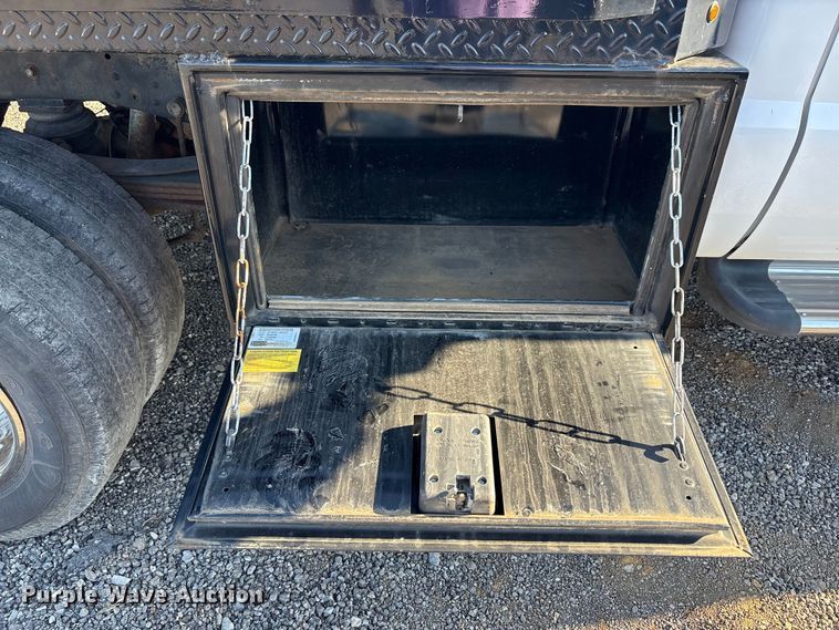 image for item EM6186 2011 Ford F350 Super Duty flatbed pickup truck