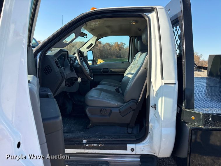 image for item EM6186 2011 Ford F350 Super Duty flatbed pickup truck